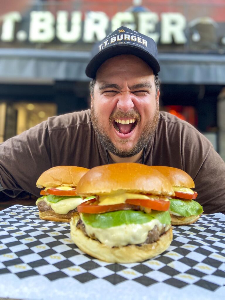 Rafael Cavalieri, sous chef do Grupo T.T, ministra aula no especial Semana do Hambúrguer: muito além do pão, carne e queijo 