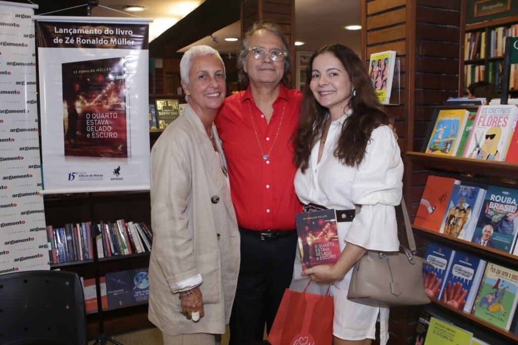 Personalidades lotam a livraria Argumento, no Leblon no lançamento do livro do jornalista Zé Ronaldo Muller