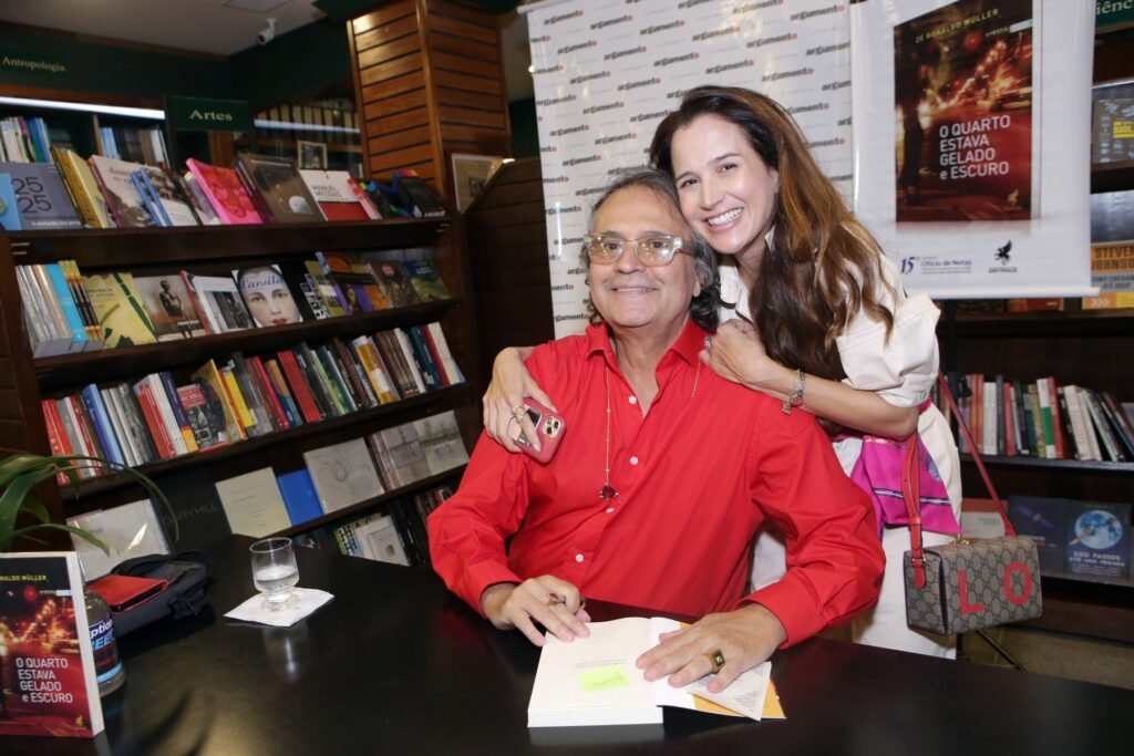 Personalidades lotam a livraria Argumento, no Leblon no lançamento do livro do jornalista Zé Ronaldo Muller