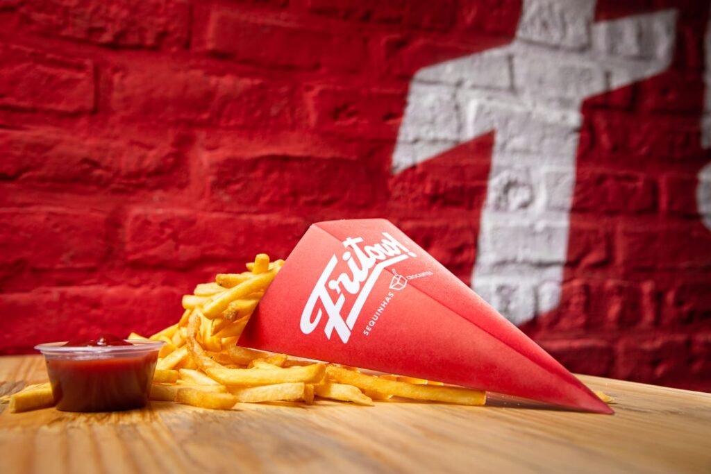 Fritow: a tradição belga das batatas fritas chega em Copacabana com essência jovem e descontraída