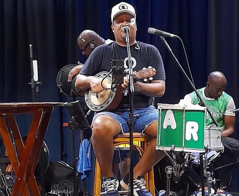 Sambista Alex Ribeiro inicia temporada de shows no Bar do Zeca Pagodinho nesta quarta
