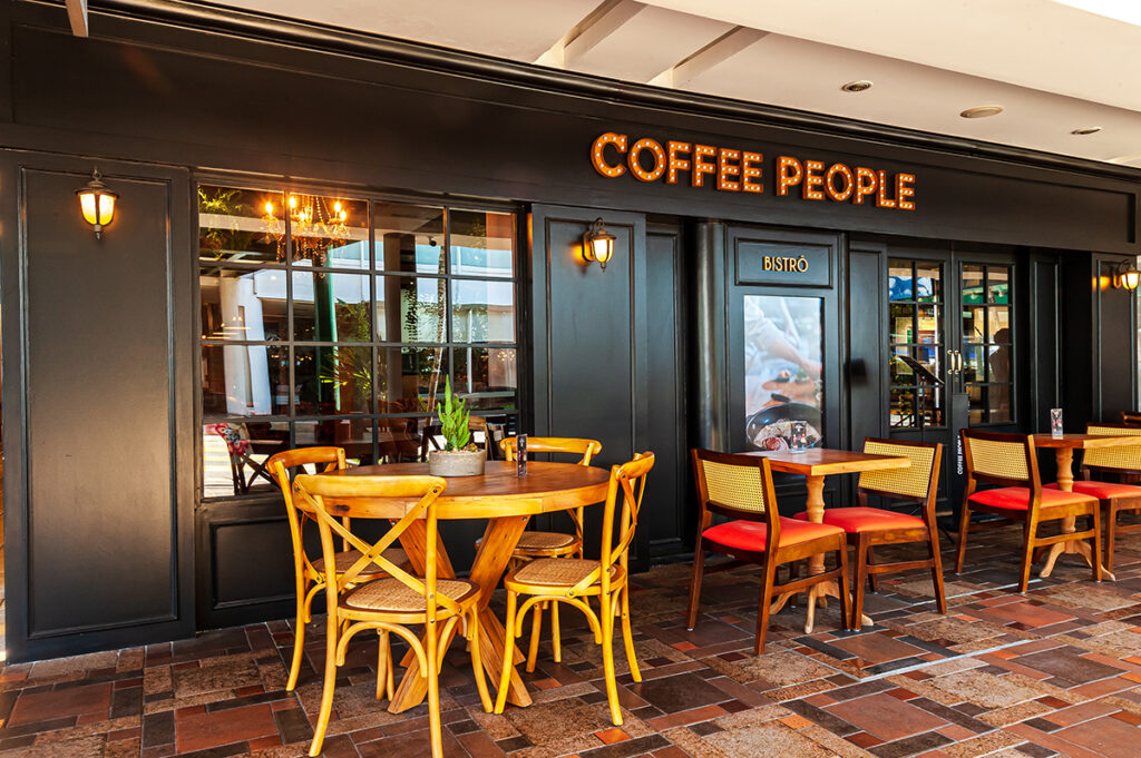 Coffee People Bistrô realiza festa de Halloween com música ao vivo e cardápio especial