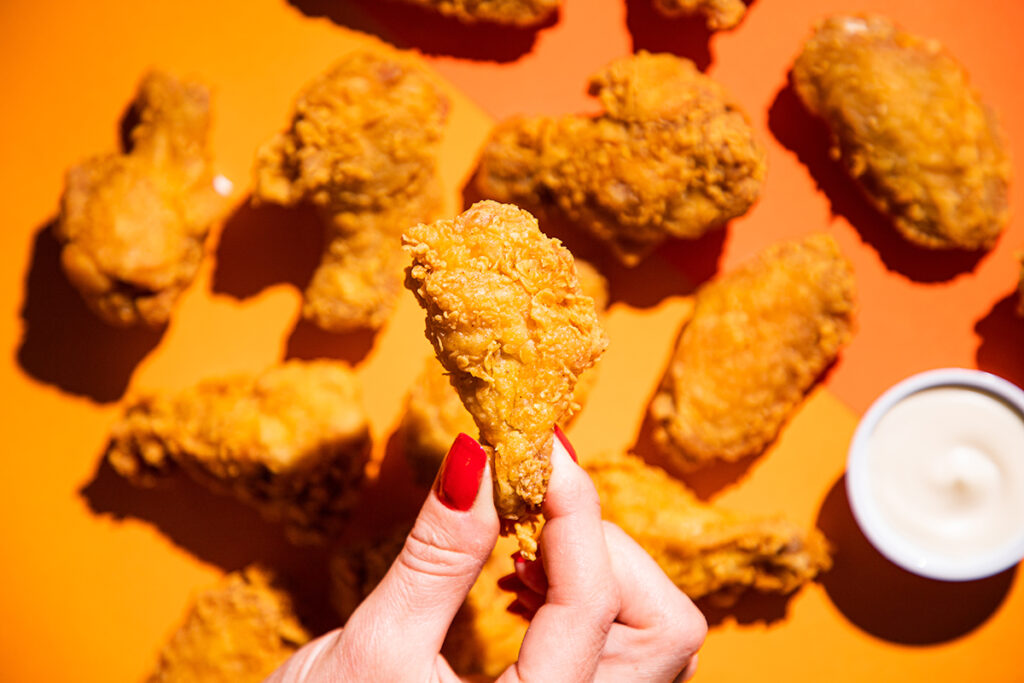POPEYES® lança WINGS, o balde com tulipas e coxinhas de frango