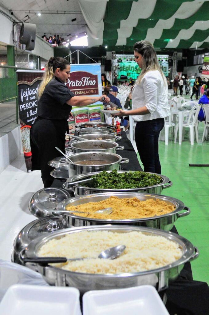 Império Serrano recebe as 15 escolas da Série Ouro na feijoada de novembro