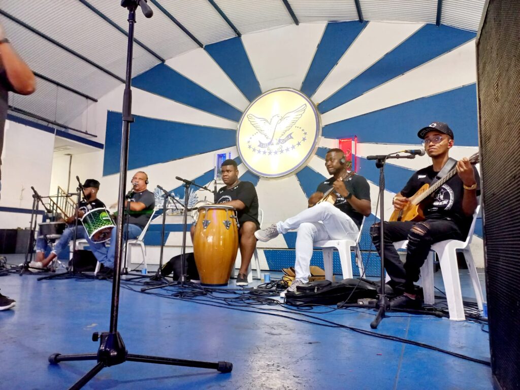 Grupo Samba Enredo de Raiz completa 7 anos e faz festa com gravação de show