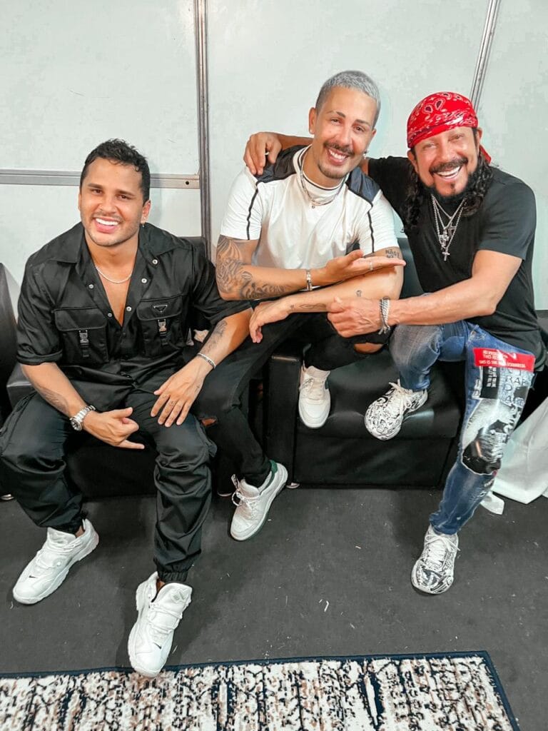 Carlinhos Maia curte show de Bell Marques, em sua terra natal, ao lado de Lucas Guimarães