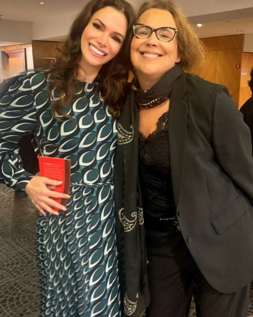 Atriz Simone Zucato prestigia a estreia da colega Ana Beatriz Nogueira no teatro Renascense