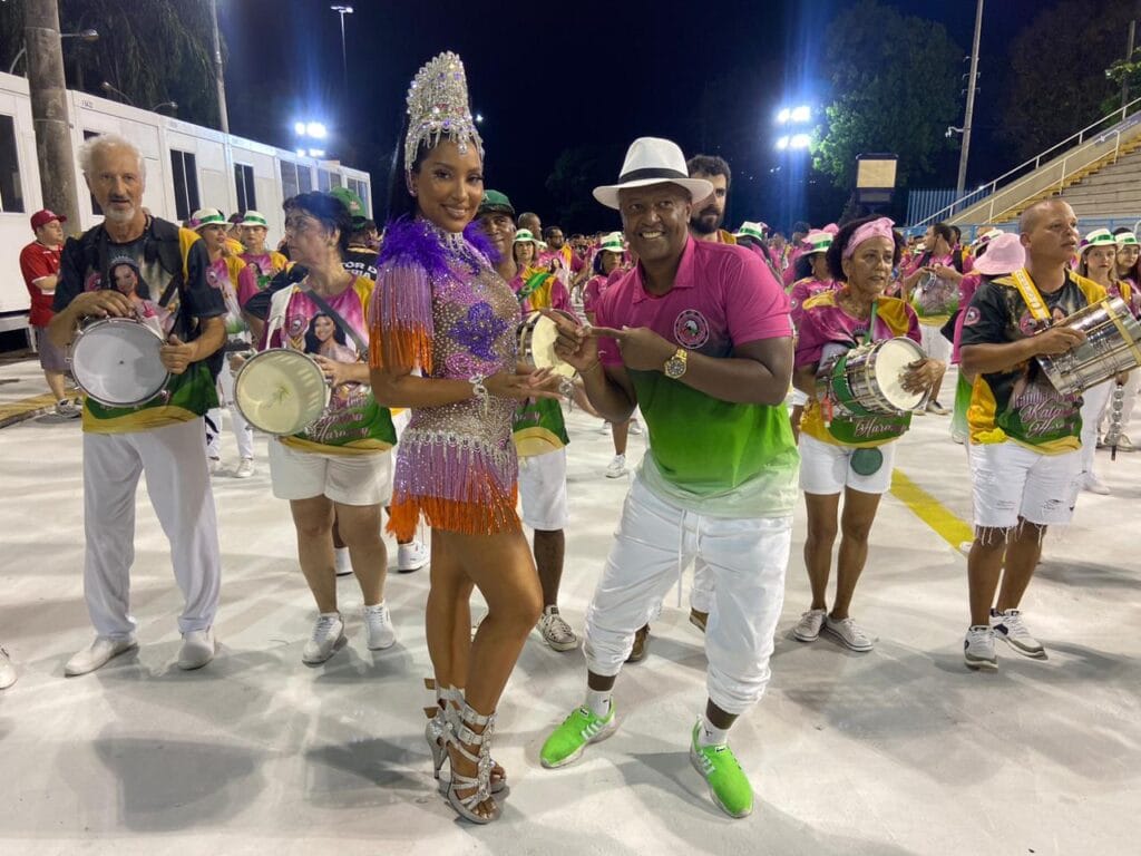 Bateria da Lins e sua Rainha levantam público durante ensaio técnico na Sapucaí