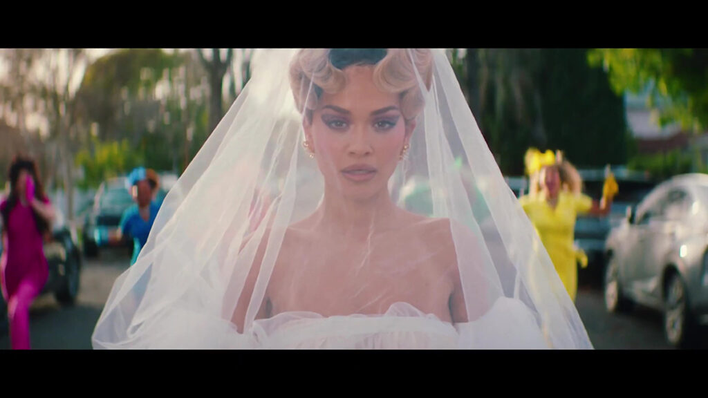 Rita Ora mergulha em um novo amor no single “You Only Love Me”
