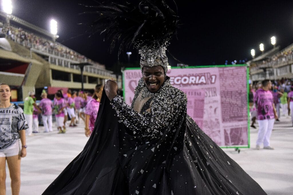 Wallace Guedes rouba a cena na Marquês de Sapucaí 