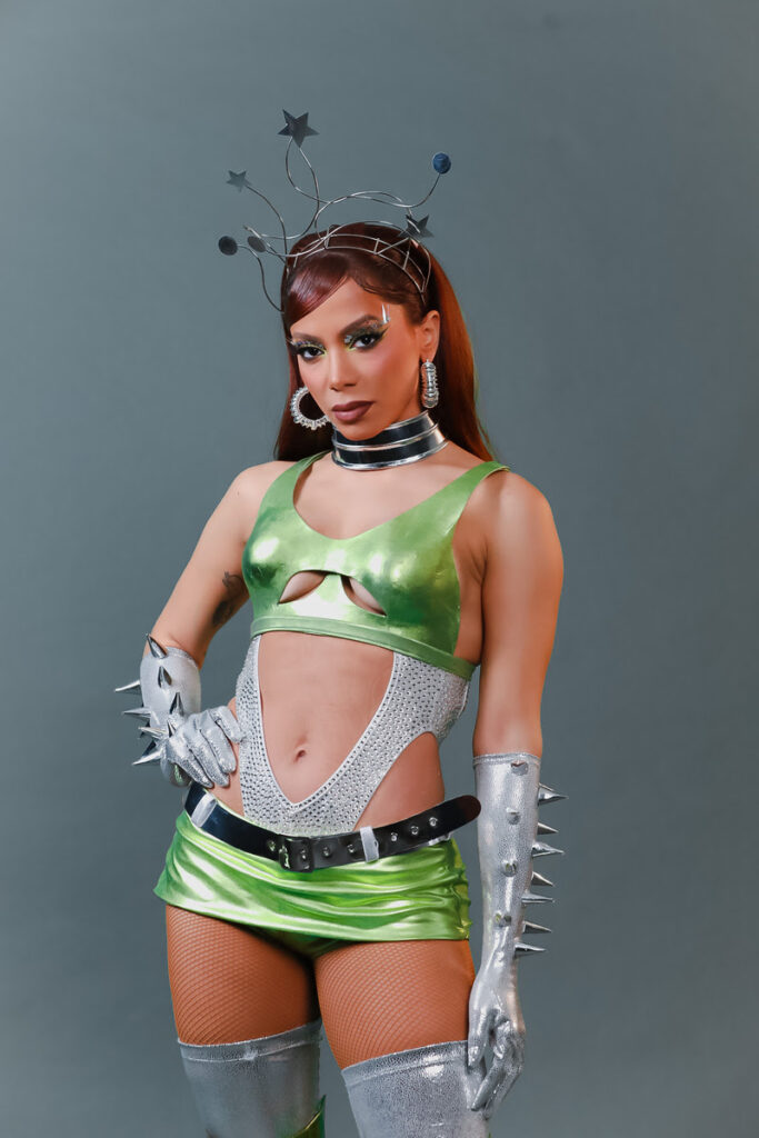 Assinado pela estilista Clara Lima, o figurino “Guerreira do Futuro” acompanha Anitta no palco durante seu show em Brasília