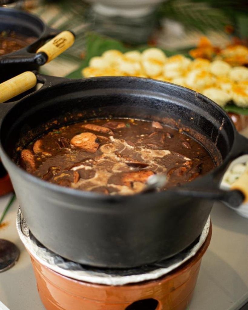 Bateria da Estácio de Sá e Batalha dos Blocos animam feijoada de carnaval no CDesign Hotel, no Recreio dos Bandeirantes