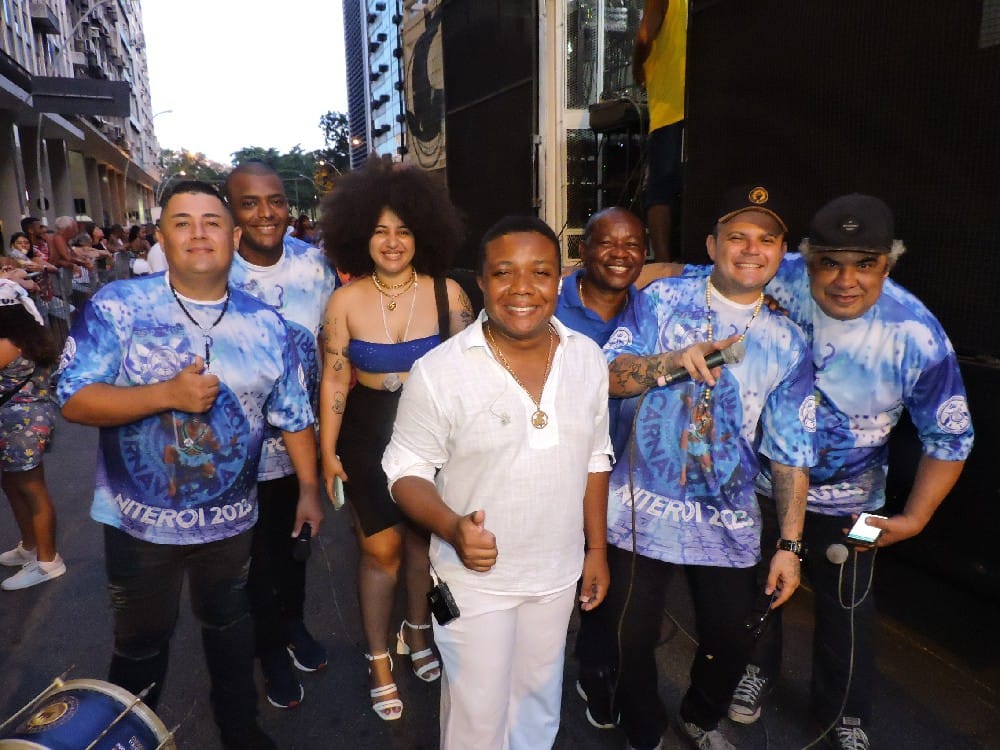 Acadêmicos de Niterói encerra temporada de ensaios com treino no Largo da Batalha no domingo