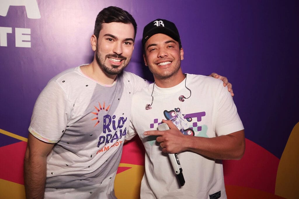 Camarote Rio Praia: RP Alan Victor reúne famosos no desfile das Campeãs