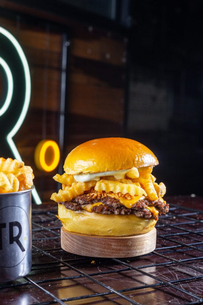 O TRAILER: HAMBURGUERIA ARTESANAL COM SMASH BURGER DE ATÉ 4 CARNES