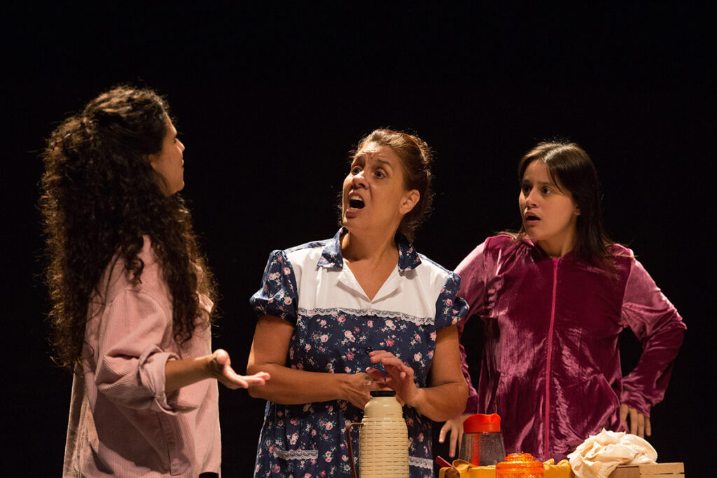 Peça sobre o amor entre mãe e filhas estreia dia 8 de abril no Teatro Nathália Timberg, na Barra