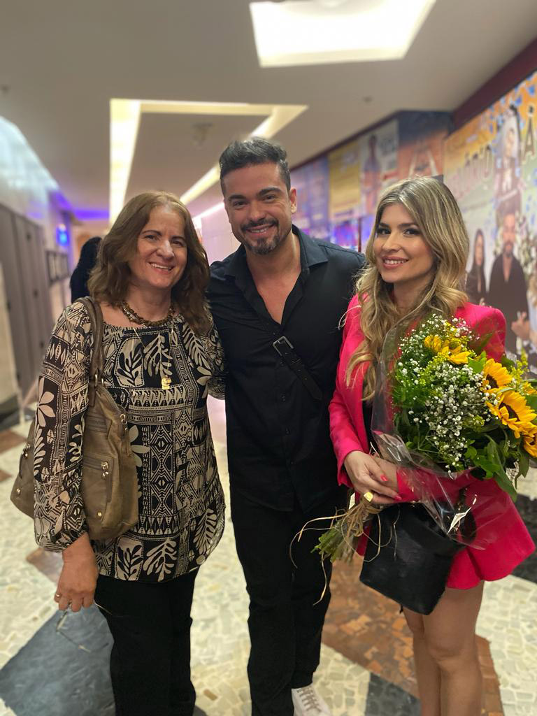 Atriz Luzimar Trottmann prestigia estreia de peça com Sidney Sampaio e Claudia Melo, no Rio de Janeiro