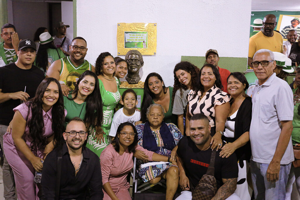 Império Serrano inaugura busto de Beto Sem Braço em noite emocionante