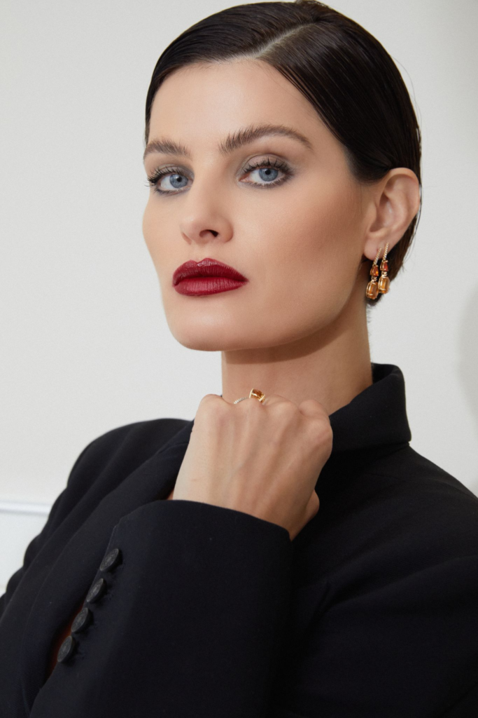 Isabeli Fontana aposta em joias de marca brasileira para brilhar no tapete vermelho do Gala amFAR, em Cannes