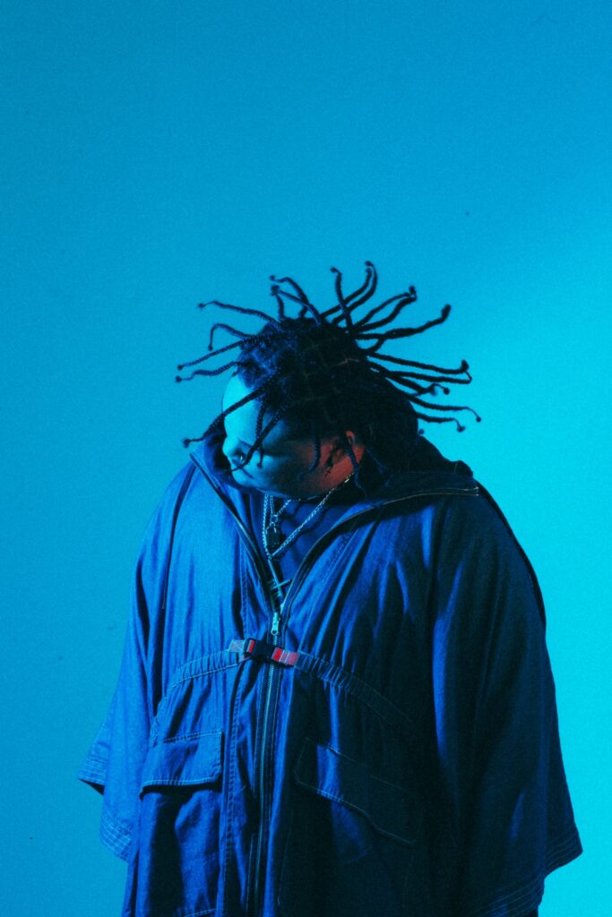 André That Hora mistura os ritmos do Trap o do Rock em seu novo disco
