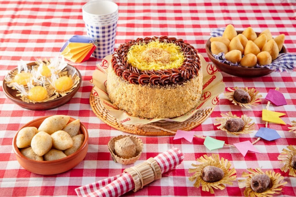 Lecadô lança Kit Pula Fogueira, Kit Casamento na Roça e Torta Paçoca para os festejos juninos