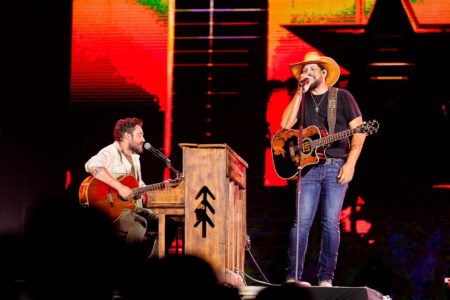 Fernando & Sorocaba levantam 40 mil pessoas sem banda no Jaguariúna Rodeo Festival