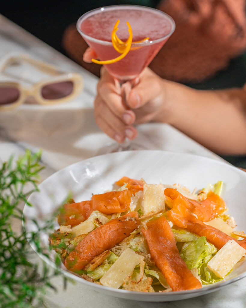 Fare Trattoria de Pizzaria apresenta novos pratos para o Verão 2 Fare Trattoria. Salada Caesar de Salmão. Crédito Diana Cabral