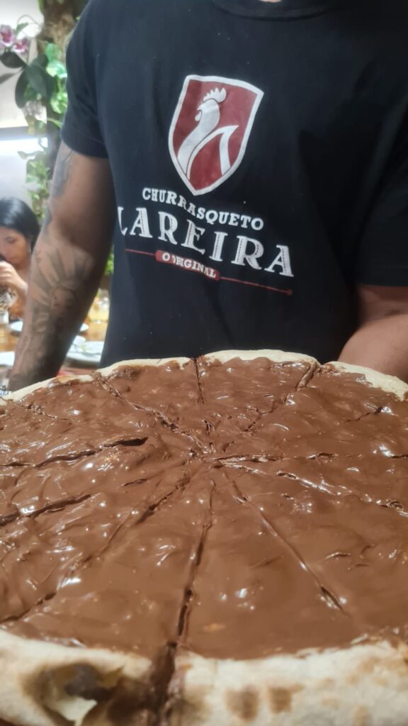 Rodízio de pizza e show ao vivo com Cello no Lareira Original 3 Pizza de chocolate