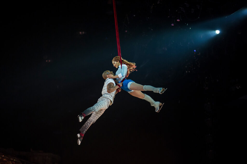 Crystal, espetáculo inédito do Cirque du Soleil, chega no Brasil em 2024 8 cirquedusoleil crystal ball room aerial straps 2