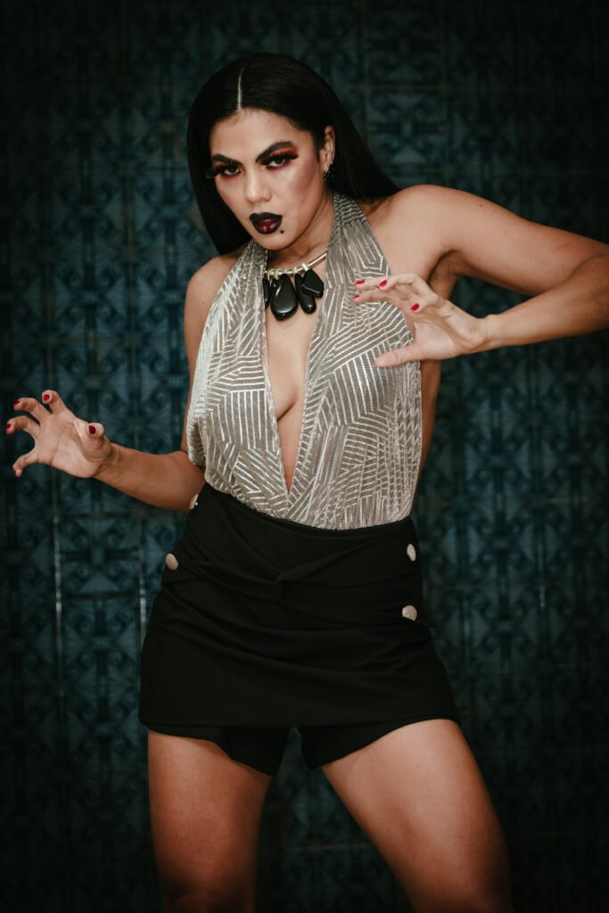 ATRIZ YARA CASTANHA POSA PARA ENSAIO FOTOGRÁFICO EM CLIMA DE HALLOWEEN: “BRUXA INCENDIÁRIA 2 ATRIZ YARA CASTANHA POSA PARA ENSAIO FOTOGRÁFICO EM CLIMA DE HALLOWEEN: “BRUXA INCENDIÁRIA
