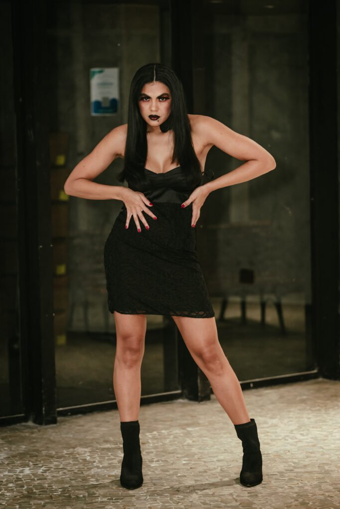 ATRIZ YARA CASTANHA POSA PARA ENSAIO FOTOGRÁFICO EM CLIMA DE HALLOWEEN: “BRUXA INCENDIÁRIA 1 ATRIZ YARA CASTANHA POSA PARA ENSAIO FOTOGRÁFICO EM CLIMA DE HALLOWEEN: “BRUXA INCENDIÁRIA