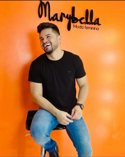 Talento Cearense: Jovem Empresário se destaca no Mercado da Moda com Estilo Atemporal e Toque de Modernidade