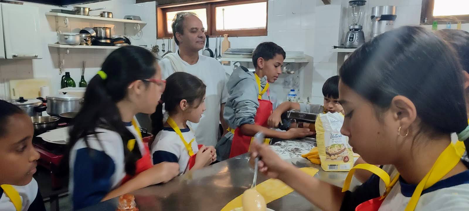 22ª Temporada da Truta celebra sucesso com união de empreendedores e fortalecimento do turismo de Visconde de Mauá 1 Chef André Murray conduz atividade de culinária com alunos das escolas da região de Visconde de Mauá durante a Temporada da Truta