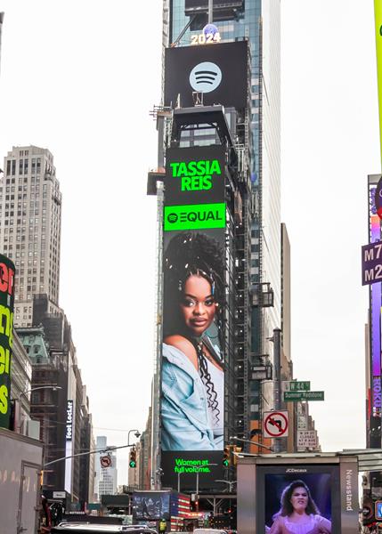 Tássia Reis é destaque global como embaixadora do EQUAL, projeto do Spotify que chega à Times Square, em Nova York