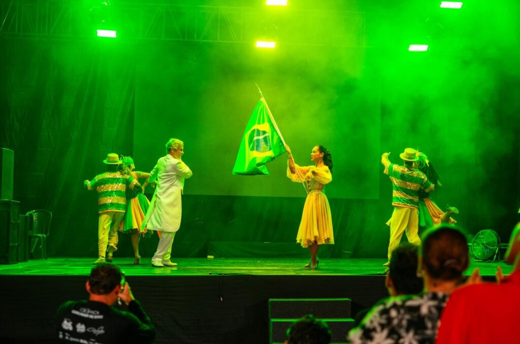 Palestra e oficina com Carlinhos de Jesus apresentam experiências globais e ritmos brasileiros no Teatro Alcyone Araújo