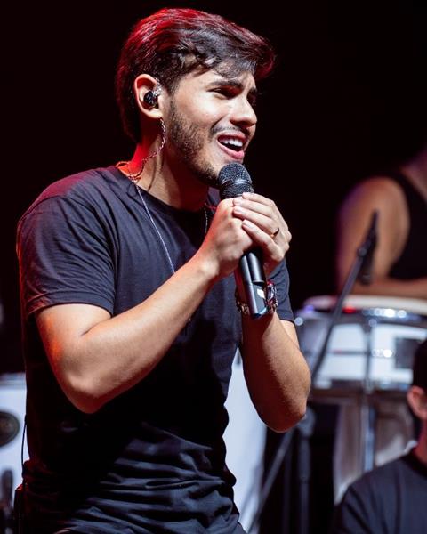 Lucas Rocha Encanta Fãs em Show Memorável em São Sebastião/SP