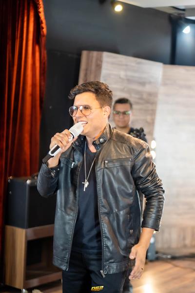DVD “Na Terra do Sertão”: Douglas Maia revisita clássicos do sertanejo com novo projeto gravado em Goiânia