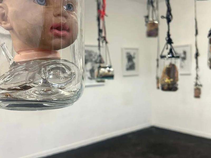 Cláudia de Paula estreia a exposição “Feminino Fiolado” no Centro Municipal de Artes Hélio Oiticica