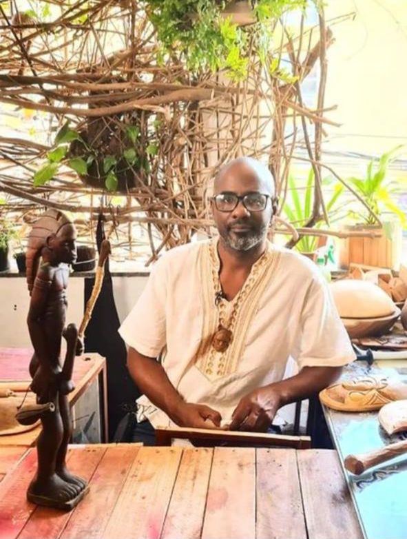 “Iê”: exposição inédita do escultor Claudio Kfé exalta a ancestralidade afro-brasileira