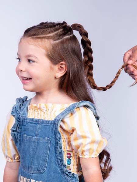 Coque trançado é aposta divertida para cabelos infantis