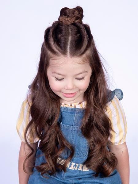 Coque trançado é aposta divertida para cabelos infantis