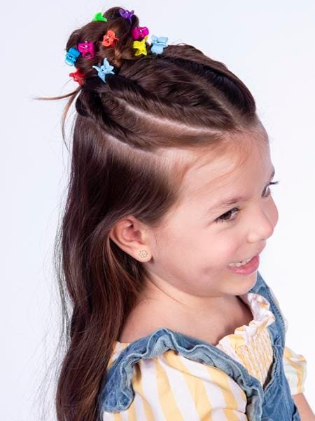 Coque trançado é aposta divertida para cabelos infantis