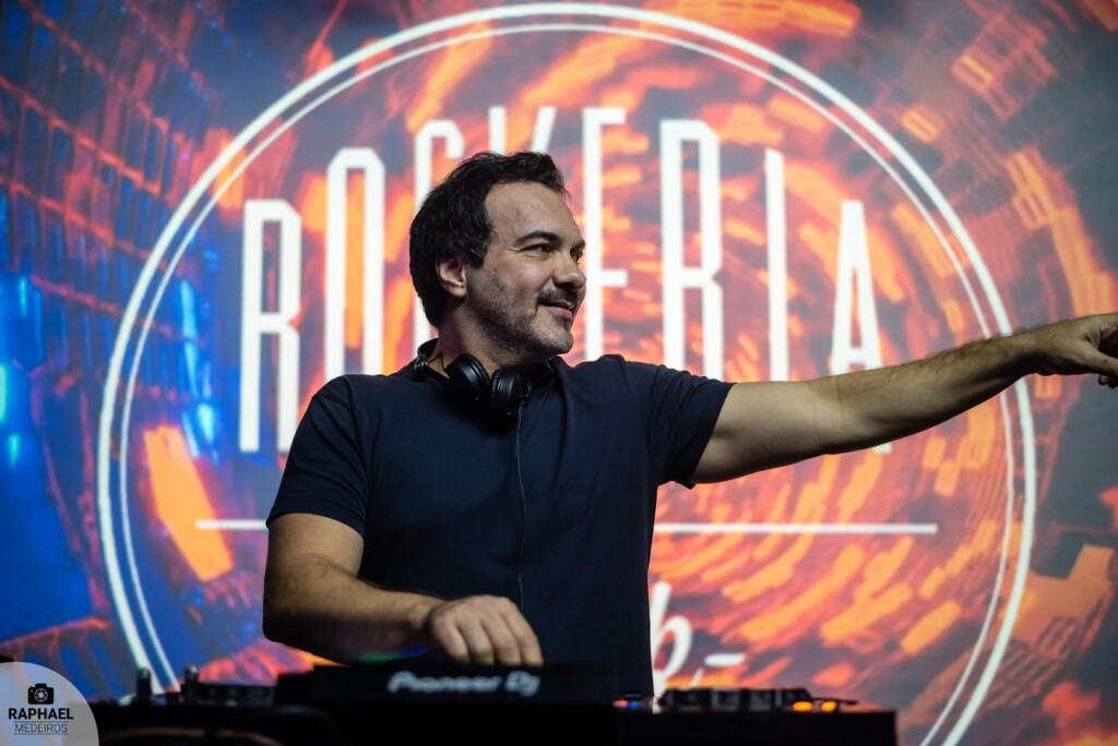 Rockeria, festa do DJ Léo Paes Leme, vai celebrar a chegada do Ano Novo na Sede Náutica do Vasco, na Lagoa