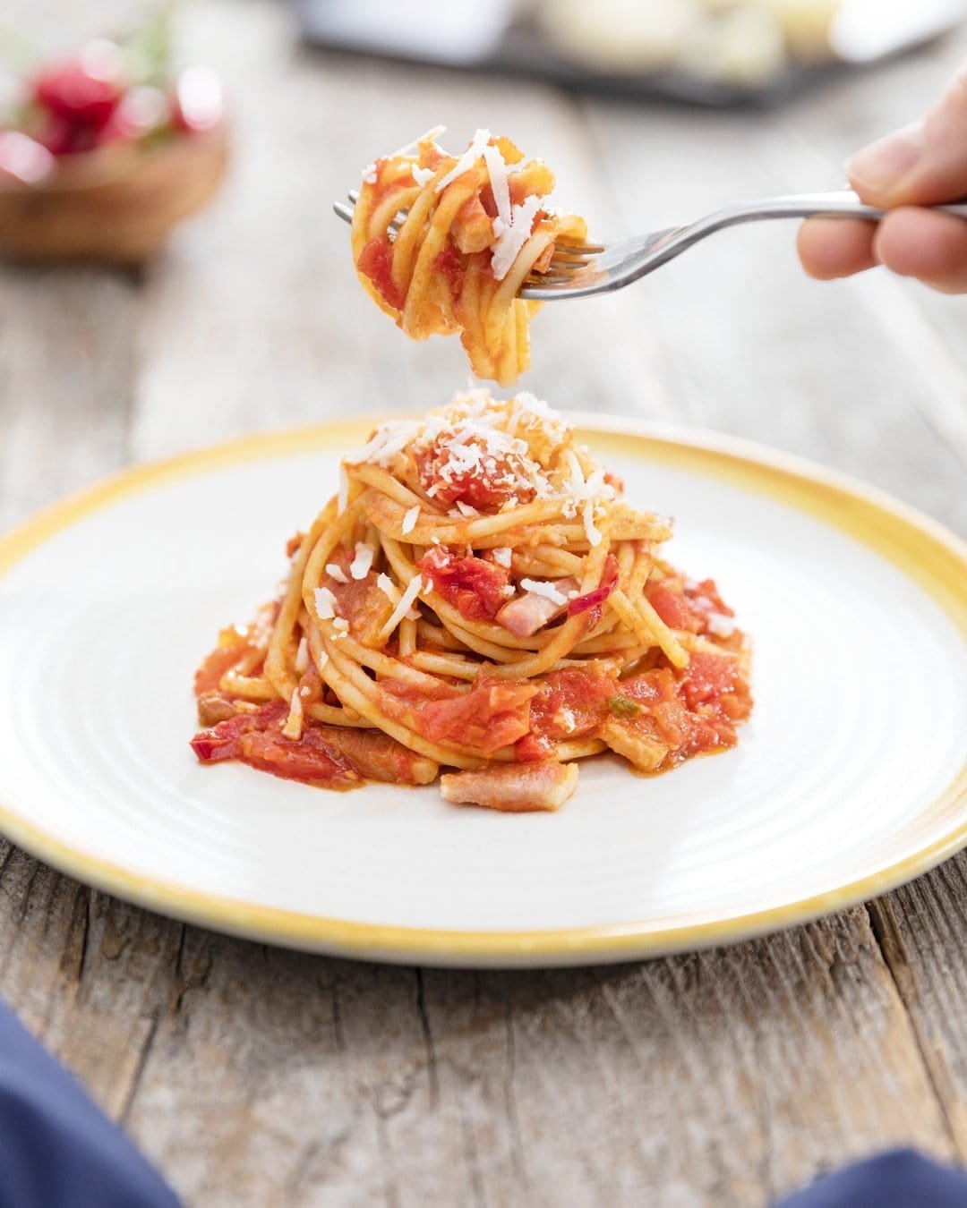 Spaghetti all’Amatriciana com Frango e Manjericão: praticidade para o almoço do dia a dia