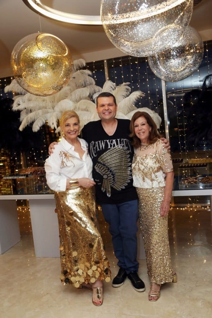 Aniversário do decorador Carlos Lamoglia no Hotel Nacional em São Conrado 2 CH0A3118 Marcia Casares Carlos Lamoglia e Sylvia de Castro 682x1024 1