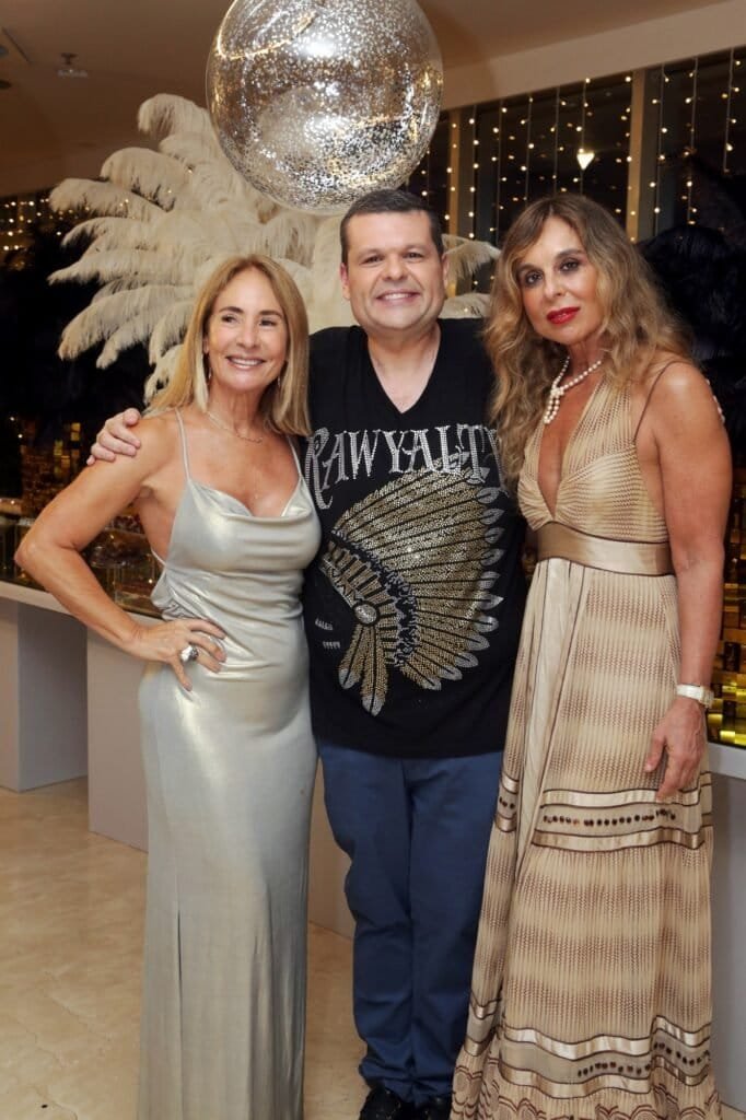 Aniversário do decorador Carlos Lamoglia no Hotel Nacional em São Conrado 1 CH0A3133 Regina Dantas Carlos Lamoglia e Silvia Baratta 682x1024 1