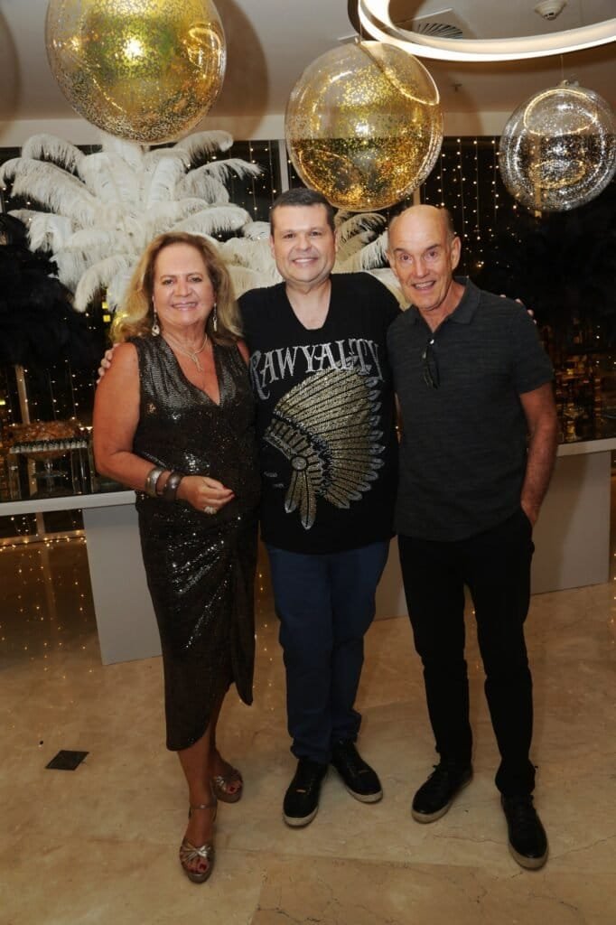 Aniversário do decorador Carlos Lamoglia no Hotel Nacional em São Conrado 4 CH0A3367 Carlos Lamoglia entre Renata e Paulo Fraga 682x1024 1