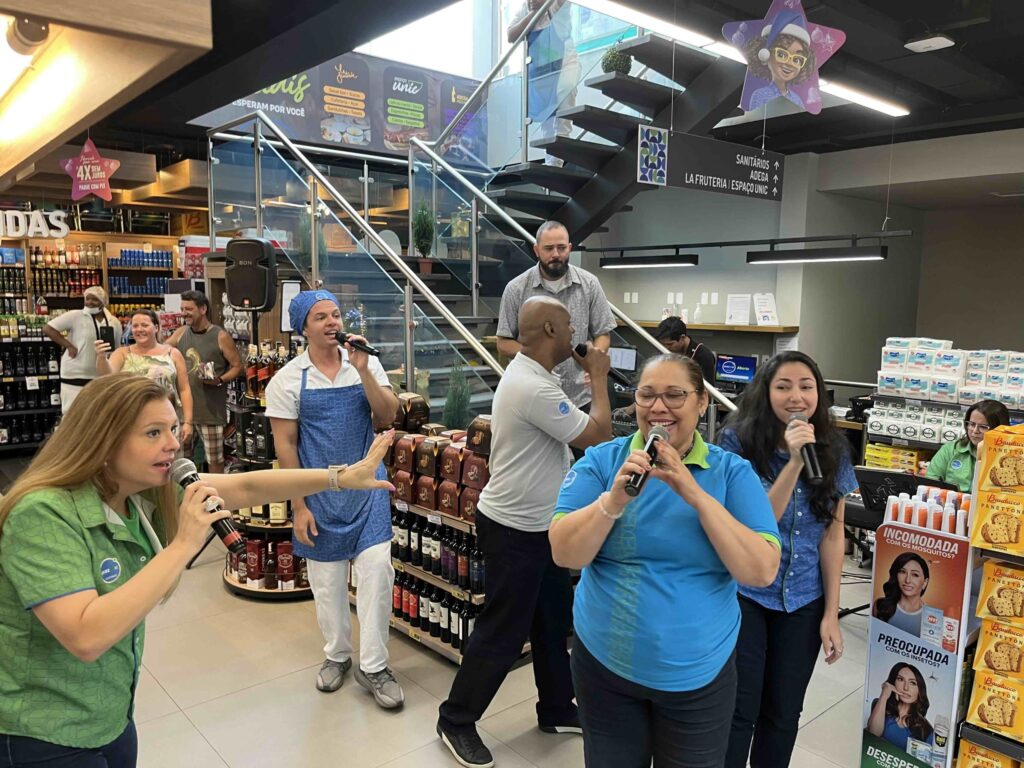 Prezunic surpreende clientes com apresentações-relâmpago de coral de Natal