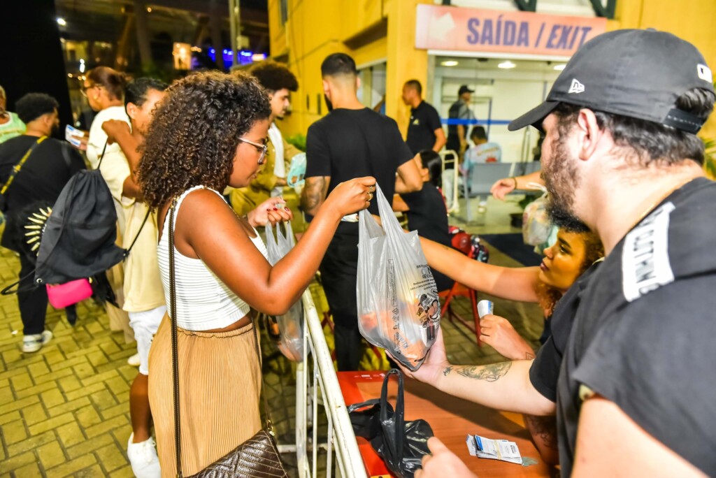 Liesa arrecada 13 toneladas de alimentos no evento do Dia Nacional do Samba