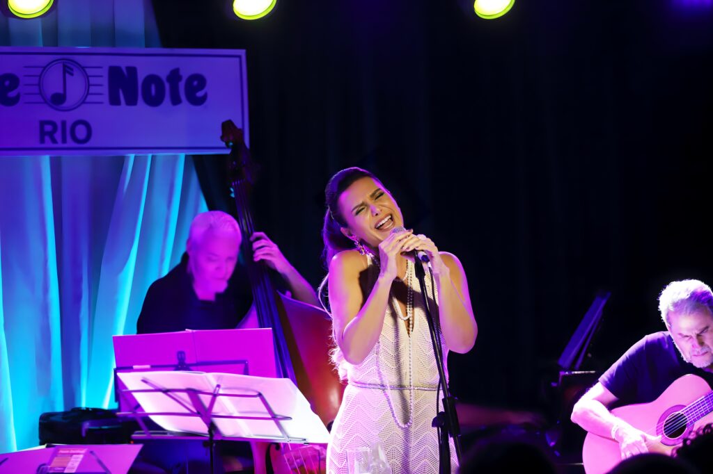 As Cores do Tom, um tributo aos 30 anos de saudade do maestro Tom Jobim, na voz de Adriana Quadros estreia no Blue Note Rio